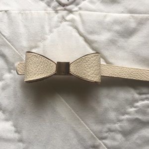 Beige bow belt